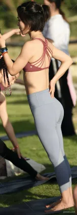 公園街拍緊身褲辣媽在做瑜伽，姿态優美翹臀