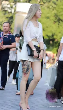 街拍熱褲美女美腿刺青是什麼，大叔跟你有一樣的疑惑