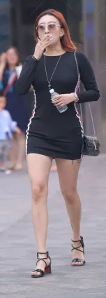 三裡屯街拍黑色緊身包臀短裙雪白美腿時尚氣質女郎