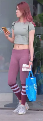 街拍美女修身簡約的造型，漂亮穿搭彰顯身材前凸後翹！