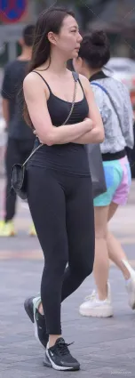 緊身褲街拍吊帶背心露出小姐姐的迷人事業線