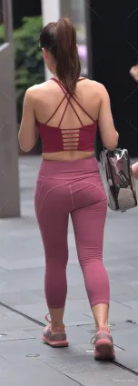 街拍黨辣媽穿健美褲小背心，邁着優美的貓步