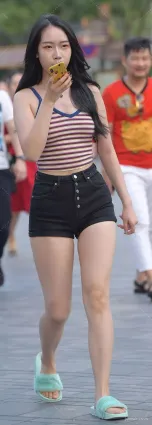 街拍熱褲大長腿，秀出靓女的曼妙身姿