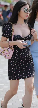 街拍胸碎花裙姑娘膚白貌美，享受着青春的美妙