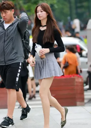街拍百褶裙校園女神，很活潑可愛
