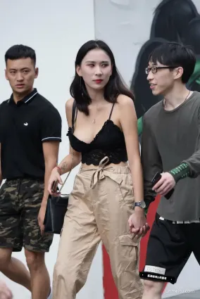 街拍低胸豐滿的小姐姐，胸前好風光大賺眼球