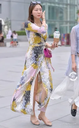 街拍穿開叉長裙的熟女，身材高挑盡顯女人味道！