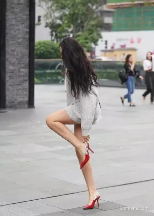 街拍針織長衫的美女大學生，胸下全是腿視感！