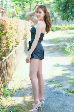 街拍美女拍攝角度很到位，給攝影師加雞腿