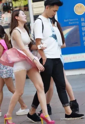 夏日街拍美女走光瞬間，大風一吹内褲都露出來了