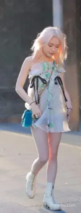 抄底街拍美女内褲清晰可見，薄短透從上到下一覽無遺