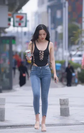 街拍第一站穿泳衣配緊身牛仔褲，你見過嗎？
