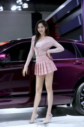 街拍百褶裙車模特清純可愛的長相也很粉嫩