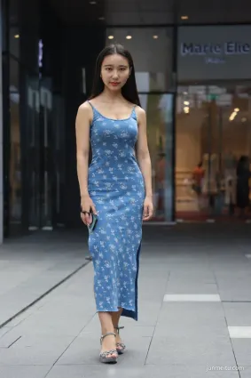 街拍開叉裙美女身材性感，背影顯露豐滿翹臀