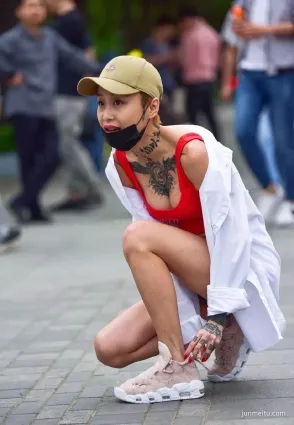 街拍紋身大波美女，這樣的紋身應該很痛吧 ​​​​