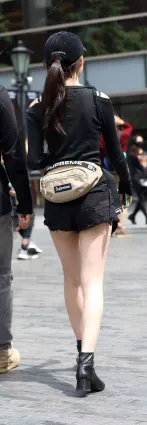 大師街拍嫩妹穿小熱褲，顯出與衆不同的風格