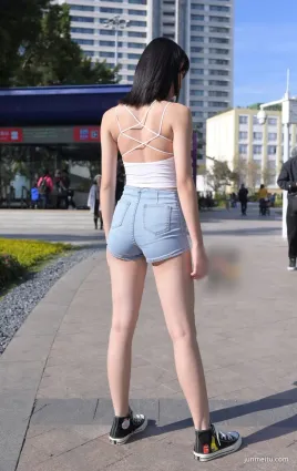 街拍小女生穿熱褲好誘惑，将白嫩的皮膚盡露