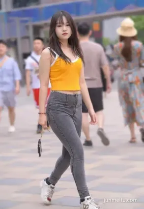 嬰兒肥的牛仔褲美女，大象腿反而造就凹凸身材！