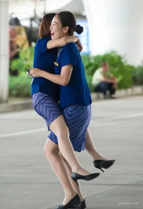 商場抄底連衣裙兩個美少婦，這是你倆嬉鬧的地方嗎？