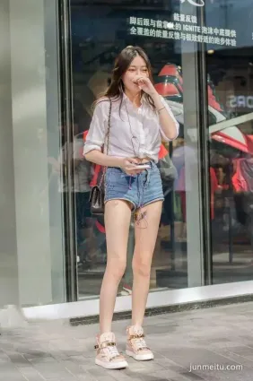 街拍走光長腿美女穿短褲很好看，側漏白内内春光無限