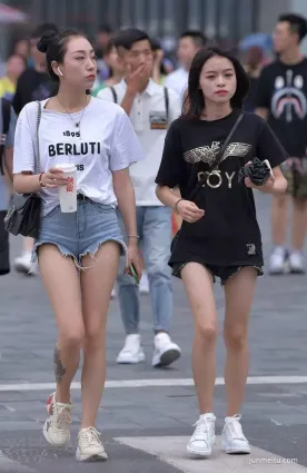 高溫熱褲美女街拍，當然是穿的越短越好了