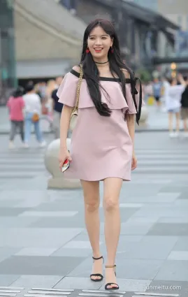 街拍美女一字肩短裙大方秀出香肩鎖骨