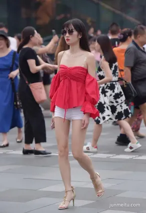 夏天高溫街拍熱褲抹胸清涼裝養眼的美女