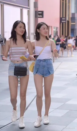 熱褲街拍閨蜜在一起時間久了，真的越來越像