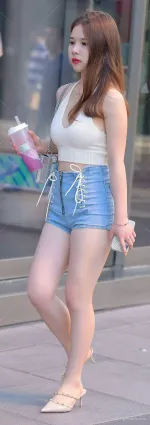 街拍牛仔熱褲大白腿妹紙美得讓人舍不得移開目光