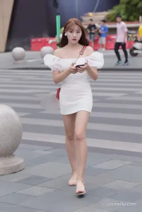 街拍白色一字肩裙清純美女，白皙水嫩的肌膚迷人