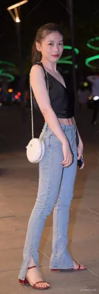 街拍緊身牛仔褲小姐姐性感有氣場，皮膚白暫保養得很好