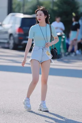 夏日街拍短褲美女，雪白美腿誘人