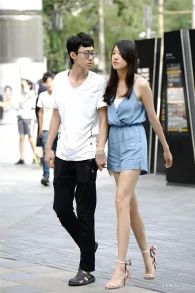 台灣美女街拍吊帶連衣短褲，細高跟穿出秀氣美