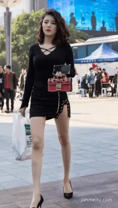 路人街拍開叉超短裙小少婦，跑車的馬力越大越費油！