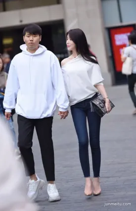 街拍牛仔褲高挑苗條女孩，男朋友很有xin福