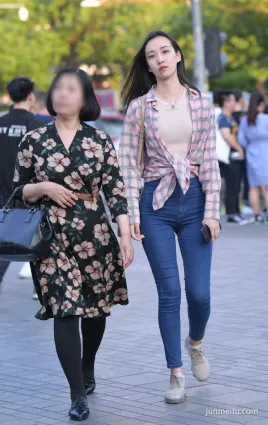 街拍美女魔鬼般身材，牛仔褲緊緻的效果大方得體