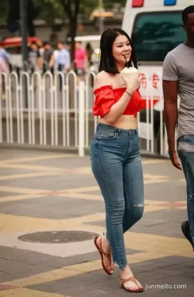街拍身材豐腴的辣媽穿牛仔褲别有一番風情