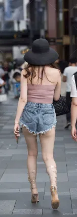 毛邊牛仔熱褲美女街拍，一種視線難以移動的魅力