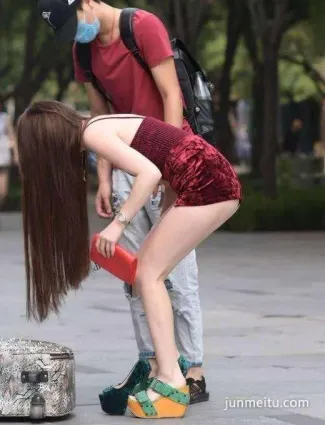 街拍蹲下的那一刻，果然是最美的