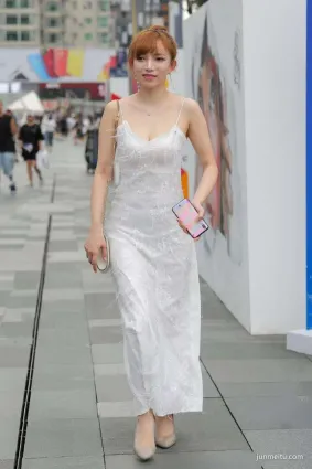 原創街拍吊帶長裙的白嫩少婦，果然是美的不可方物