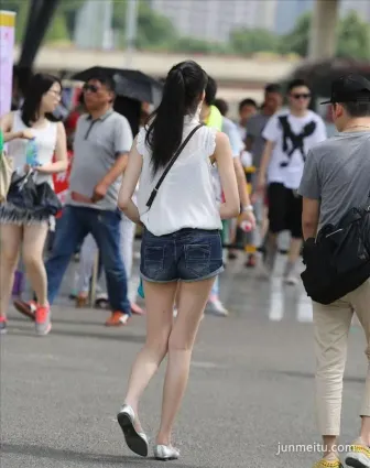 街拍高挑長腿牛仔熱褲水嫩美女