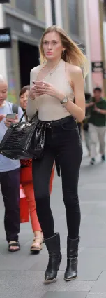 街拍時尚洋妞流行緊身牛仔褲搭配帶來與衆不同的魅力