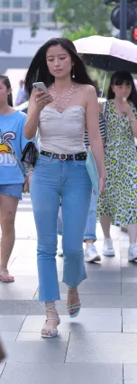 真實街拍精緻個性的牛仔褲穿搭，更具靓麗女人味