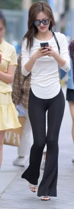 潮女街拍緊身褲簡單的白T秀出無法抵擋的魅力