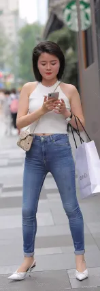 街拍豐滿的身材，穿牛仔褲才能顯出來性感妩媚