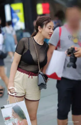 街拍抄底透明露乳裝春光大洩，白嫩少婦有容乃大