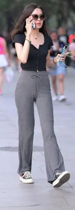 台灣街拍休閑褲駱駝趾大長腿時尚妹子