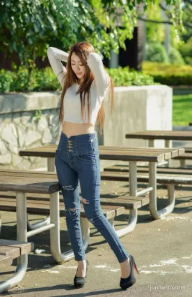 街拍聯盟緊身牛仔青春靓麗，我卻想去小姐姐的身後