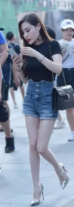 街拍長腿美女，牛仔熱褲顯得美豔動人