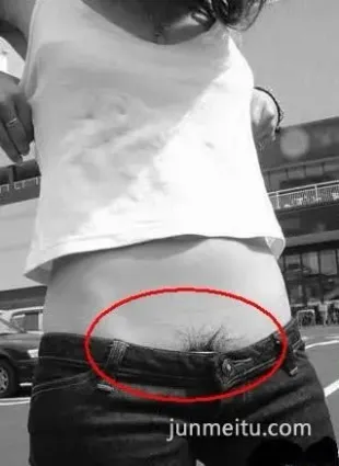 街拍美女經常性走光，低腰褲低到漏了毛